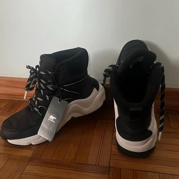 Kids Sorel New Boots Sneakers Size USA 5 Waterproof Black White - Picture 1 of 11